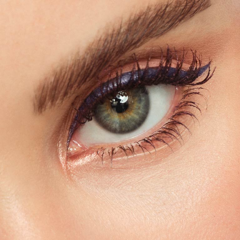 Eye makeup look for green and blue eyes